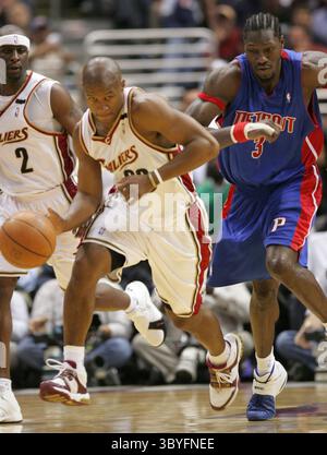 15. Mai 2006: US-amerikanischer Garant der Cleveland Cavaliers, Eric Snow, stürmt sich in der zweiten Halbzeit mit Ben Wallace von Detroit Pistons (3) in Spiel 4 des NBA Eastern Conference-Halbfinals auf den Ball. Die Cavaliers besiegten die Pistons zwischen 74 und 72 in der Quicken Loans Arena in Cleveland, Ohio am Montag, den 15. Mai 2006. (Kirthmon F. Dozier/Detroit Free Press/KRT) (Bild: © Kirthmon F. Dozier/Detroit Free Press via ZUMA Press Wire) Stockfoto