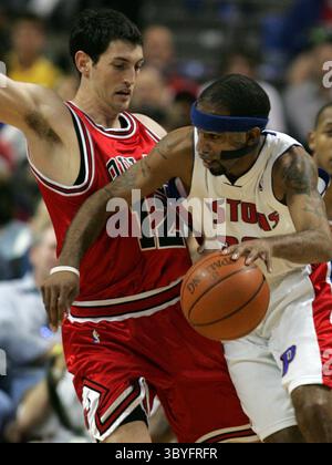 7. Mai 2007 – USA – Richard Hamilton der Detroit Pistons (rechts) fährt im ersten Quartal des zweiten Spiels der NBA Playoffs im Palace of Auburn Hills, Michigan, am Montag, 7. Mai 2007 gegen Kirk Hinrich der Chicago Bulls (12) in den Korb.) (Kreditbild: © Eric Seals/Detroit Free Press via ZUMA Press Wire) Stockfoto