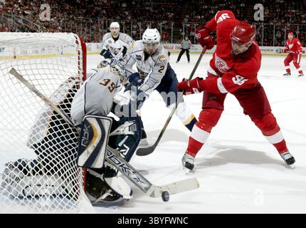 12. April 2008: Dan Ellis und Dan Hamhuis verteidigen das Tor gegen Detroit Red Wings' Tomas Holmstrom. Die Red Wings besiegten die Predators am Freitag, den 12. April 2008, in der Joe Louis Arena in Detroit, Michigan. (Foto: © Julian H. Gonzalez/Detroit Free Press via ZUMA Press Wire) Stockfoto