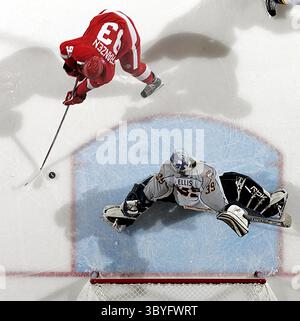 18. April 2008: Johan Franzen von Detroit Red Wings trifft auf den Torwart Dan Ellis von Nashville Predators, um am Freitag, den 18. April 2008, in Spiel 5 der NHL-Playoff-Serie in der Joe Louis Arena in Detroit, Michigan, ein Überstundentor gegen die Nashville Predators zu erzielen. (Foto: © Julian H. Gonzalez/Detroit Free Press via ZUMA Press Wire) Stockfoto