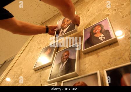 19. September 2008 - Brian Adermatt, Bauschreiner, entfernt das Foto des ehemaligen Bürgermeisters Kwame Kilpatrick und ersetzt es durch den eingehenden Bürgermeister Ken Cockrel Jr., Bottom, im Coleman A. Young Municipal Building in Detroit, Michigan, Freitag, 19. September 2008. (Foto: © Andre J. Jackson/Detroit Free Press via ZUMA Press Wire) Stockfoto