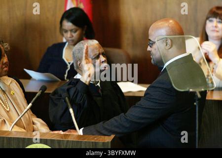 19. September 2008 - Richter Damon Keith, links, schwört auf Bürgermeister Ken Cockrel Jr. im Coleman A. Young Municipal Building in Detroit, Michigan, Freitag, 19. September 2008. (Foto: © Andre J. Jackson/Detroit Free Press via ZUMA Press Wire) Stockfoto