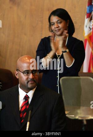 19. September 2008 – die Präsidentin des Stadtrates Monica Conyers, TOP, applaudiert den neu vereidigten Bürgermeister Ken Cockrel Jr. während seiner Dankesrede im Coleman A. Young Municipal Building in Detroit, Michigan, Freitag, 19. September 2008. (Foto: © Andre J. Jackson/Detroit Free Press via ZUMA Press Wire) Stockfoto