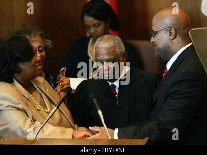 19. September 2008 – First Lady Kimberly Cockrel begrüßt ihren Mann, den kürzlich vereidigten Bürgermeister Ken Cockrel Jr., rechts, als Richter Damon Keith am Freitag, 19. September 2008 auf das Coleman A. Young Municipal Building in Detroit, Michigan, blickt. (Foto: © Andre J. Jackson/Detroit Free Press via ZUMA Press Wire) Stockfoto