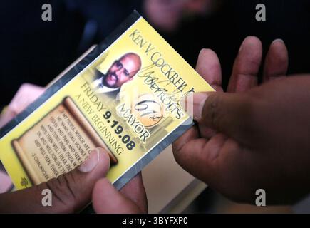 19. September 2008 - Bürgermeister Ken Cockrel Jr. unterzeichnet ein Autogramm für einen Unterstützer, nachdem er am Freitag, 19. September 2008 im Coleman A. Young Municipal Building in Detroit, Michigan, vereidigt wurde. (Foto: © Andre J. Jackson/Detroit Free Press via ZUMA Press Wire) Stockfoto