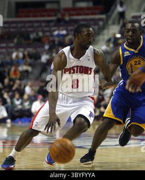 15. Januar 2011 - Auburn Hills, MI, USA - Ben Gordon von Detroit Pistons fährt am Sonntag, den 15. Januar 2012, im Palace of Auburn Hills in Auburn Hills, Michigan gegen Charles Jenkins der Golden State Warriors. (Foto: © Kirthmon F Dozier/Detroit Free Press via ZUMA Press Wire) Stockfoto