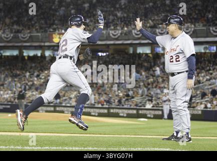 6. Oktober 2011: New York, New York, USA: DON KELLY von Detroit Tigers wird vom dritten Base-Trainer Gene Lamont begrüßt, nachdem Kelly während des ersten Inning gegen die New York Yankees einen Homerun getroffen hat. . (Foto: © Julian H. Gonzalez/Detroit Free Press via ZUMA Press Wire) Stockfoto