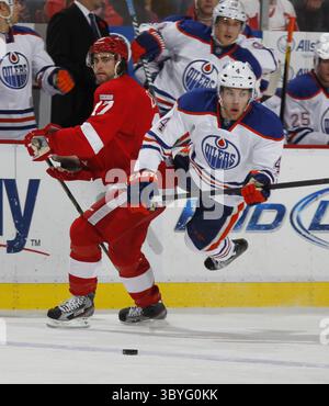 11. November 2011 – Detroit, MI, USA – Patrick Eaves von Detroit Red Wings holt sich in der zweiten Phase in der Joe Louis Arena in Detroit, Michigan, 2011 die Edmonton Oilers' Taylor Hall in die Luft. (Foto: © Julian H. Gonzalez/Detroit Free Press via ZUMA Press Wire) Stockfoto
