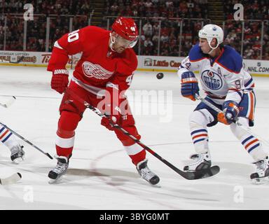 11. November 2011 – Detroit, MI, USA – Henrik Zetterberg (40) von Detroit Red Wings konnte sich in der ersten Periode in der Joe Louis Arena in Detroit, Michigan, nicht an den Puck halten, der am Freitag, den 11. November 2011 aus dem Torgebiet der Edmonton Oilers abprallte. (Foto: © Julian H. Gonzalez/Detroit Free Press via ZUMA Press Wire) Stockfoto