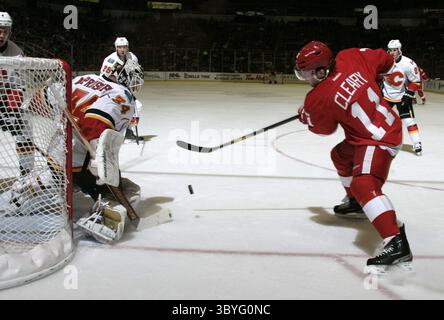3. November 2011 – Detroit, MI, USA – Dan Cleary (11) der Detroit Red Wings (11) kann in der ersten Phase in der Joe Louis Arena in Detroit, Michigan, keinen Rückstoß an Miikka Kiprusoff 2011 der Calgary Flames erhalten. (Foto: © Julian H. Gonzalez/Detroit Free Press via ZUMA Press Wire) Stockfoto