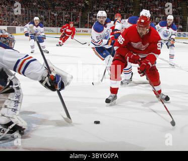 11. November 2011 - Detroit, MI, USA - Detroit Red Wings' Tomas Holmstrom, rechts, Can't rach dieser Rückstoß von Edmonton Oilers Torwart Nikolai Khabibulin, links, in der ersten Periode in der Joe Louis Arena in Detroit, Michigan, am Freitag, 11. November 2011. (Foto: © Julian H. Gonzalez/Detroit Free Press via ZUMA Press Wire) Stockfoto