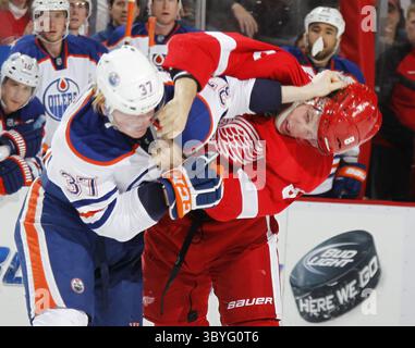 11. November 2011: Detroit, MI, USA: Justin Abdelkader von Detroit Red Wings und Lennart Petrell von Edmonton Oilers während eines zweiten Kampfes in der Joe Louis Arena in Detroit, Michigan, am Freitag, den 11. November 2011. (Foto: © Julian H. Gonzalez/Detroit Free Press via ZUMA Press Wire) Stockfoto