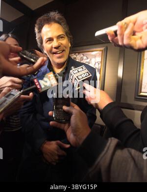 28. Dezember 2011 - Auburn Hills, MI, USA - Tom Gores, Besitzer der New Detroit Pistons, spricht am Mittwoch, 28. Dezember 2011, mit den Medien vor der Eröffnung der Pistons gegen die Cleveland Cavaliers im Palace of Auburn Hills, Michigan. (Foto: © Julian H. Gonzalez/Detroit Free Press via ZUMA Press Wire) Stockfoto