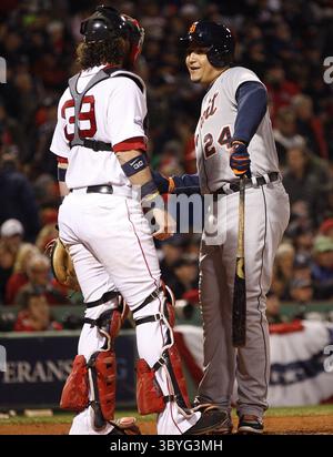 18. Juni 2013 – Boston, MA, USA – Detroit Tigers Miguel Cabrera spricht mit dem Boston Red Sox-Fänger Jarrod Saltalamacchia während des vierten Inning-Spiels in Spiel 2 der American League Championship Series am Sonntag, den 13. Oktober 2013, im Fenway Park in Boston, Massachusetts. (Foto: © Julian H. Gonzalez/Detroit Free Press via ZUMA Press Wire) Stockfoto