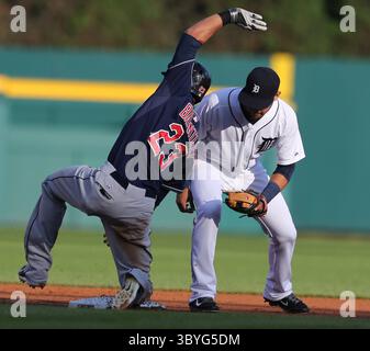 19. Juli 2014 - Detroit, MI, USA - Detroit Tigers Shortstop Eugeno Suarez, rechts, wendet das Etikett auf Michael Brantley der Cleveland Indians an, der während des ersten Inning-Spiels am Samstag, den 19. Juli 2014, im Comerica Park in Detroit während des zweiten Dublettenspiels sicher war. (Bild: © Kirthmon F. Dozier/Detroit Free Press via ZUMA Press Wire) Stockfoto