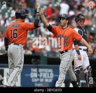 21. Mai 2015 - Detroit, MI, USA - Preston Tucker der Houston Astros wird von Hank Conger (16) begrüßt, nachdem er im neunten Inning am Donnerstag, 21. Mai 2015, im Comerica Park in Detroit einen Homerun gegen die Detroit Tigers getroffen hat. Die Tigers siegten mit 6:5, in 11 Innings. (Bild: © Kirthmon F. Dozier/Detroit Free Press via ZUMA Press Wire) Stockfoto