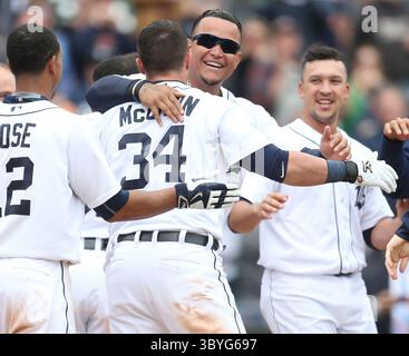 21. Mai 2015 - Detroit, MI, USA - die Detroit Tigers' Miguel Cabrera feiert mit James McCann (34) nach McCanns Heimlauf während des 11. Inning gegen die Houston Astros am Donnerstag, 21. Mai 2015, im Comerica Park in Detroit. Die Tigers siegten mit 6:5, in 11 Innings. (Bild: © Kirthmon F. Dozier/Detroit Free Press via ZUMA Press Wire) Stockfoto