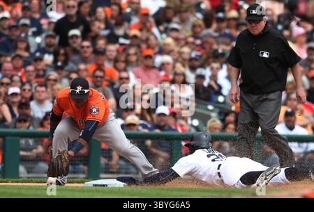 21. Mai 2015 - Detroit, MI, USA - die Detroit Tigers' Rajai Davis rutscht während des sechsten Inning am Donnerstag, 21. Mai 2015, im Comerica Park in Detroit sicher in die dritte Basis. Die Tigers siegten mit 6:5, in 11 Innings. (Bild: © Kirthmon F. Dozier/Detroit Free Press via ZUMA Press Wire) Stockfoto