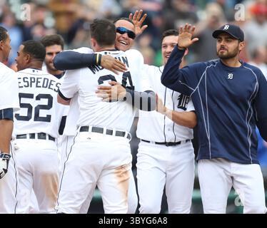 21. Mai 2015 - Detroit, MI, USA - die Detroit Tigers' Miguel Cabrera feiert mit James McCann, Mitte, nach McCanns Heimlauf während des 11. Inning gegen die Houston Astros am Donnerstag, 21. Mai 2015, im Comerica Park in Detroit. Die Tigers siegten mit 6:5, in 11 Innings. (Bild: © Kirthmon F. Dozier/Detroit Free Press via ZUMA Press Wire) Stockfoto