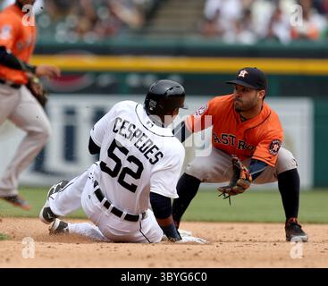 21. Mai 2015 - Detroit, MI, USA - die Detroit Tigers' Yoenis Cespedes (52) rutschen während des sechsten Inning am Donnerstag, den 21. Mai 2015, im Comerica Park in Detroit sicher in die zweite Basis vor dem Tag der Houston Astros' Jose Altuve. Die Tigers siegten mit 6:5, in 11 Innings. (Bild: © Kirthmon F. Dozier/Detroit Free Press via ZUMA Press Wire) Stockfoto