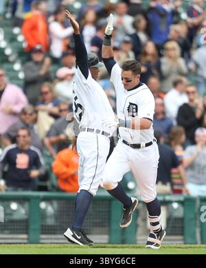 21. Mai 2015 - Detroit, MI, USA - Detroit Tigers dritter Base-Trainer Dave Clark feiert mit James McCann nach seinem Heimlauf während des 11. Inning gegen die Houston Astros am Donnerstag, 21. Mai 2015, im Comerica Park in Detroit. Die Tigers siegten mit 6:5, in 11 Innings. (Bild: © Kirthmon F. Dozier/Detroit Free Press via ZUMA Press Wire) Stockfoto