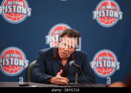 28. Oktober 2015 - Auburn Hills, MI, USA - Tom Gores, Besitzer der Detroit Pistons, spricht mit Reportern vor dem Heimeröffnungsabend des Teams gegen den Utah Jazz am Mittwoch, 28. Oktober 2015, im Palace of Auburn Hills, mir. (Credit Image: © Kirthmon F. Dozier/Detroit Free Press via ZUMA Press Wire) Stockfoto