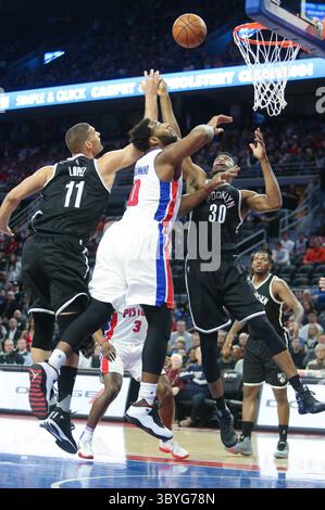9. Januar 2016 - Auburn Hills, MI, USA - Andre Drummond der Detroit Pistons, Mitte, geht für den Rückprall gegen die Brooklyn Nets' Brook Lopez, links, und Thaddeus Young während der zweiten Periode am Samstag, 9. Januar 2016, im Palace of Auburn Hills, mich. Die Pistons gewannen 103:89. (Bild: © Kirthmon F. Dozier/Detroit Free Press via ZUMA Press Wire) Stockfoto