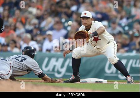 1. Juli 2017: Detroit, MI, USA - der erste Baseman Miguel Cabrera der Detroit Tigers hält Michael Brantley der Cleveland Indians in der ersten Base während des dritten Inning im zweiten Doppelspiel am Samstag, 1. Juli 2017, im Comerica Park in Detroit. (Bild: © Kirthmon F. Dozier/Detroit Free Press via ZUMA Press Wire) Stockfoto