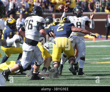 7. September 2019, MI, USA: Die Verteidiger von Michigan Wolverines Aidan Hutchinson (97) und Carlo Kemp (2) verursachen einen erzwungenen Fumble von Army Black Knights Kelvin Hopkins Jr. (8) während der zweiten Überstunden, um Michigan am Samstag, 7. September 2019 im Michigan Stadium in Ann Arbor, mir den Sieg von 24-21 zu sichern (Kreditbild: © Kirthmon F. Dozier/Detroit Free Press Wire) Stockfoto