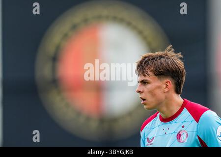 Rotterdam, Niederlande. Juli 2025. Rotterdam - Leo sauer von Feyenoord während eines Freundschaftsspiels zur Vorbereitung der Eredivisie-Saison 2024/2025. Das Spiel findet am 19. Juli 2025 in Rotterdam statt. Credit: Box to Box Pictures/Alamy Live News Stockfoto