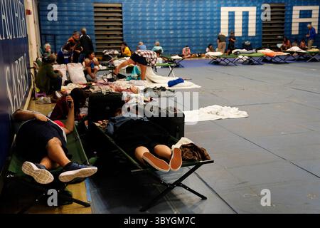 9. August 2023, Kahului, Hawaii, USA: Einwohner und Touristen suchen Zuflucht an der Maui High School in Kahului. Ein großer Brand vernichtete die Stadt Lahaina. Mindestens sechs Menschen sind bei Bränden auf Maui gestorben, sagten Beamte am Mittwoch. Einige Verletzungen wurden gemeldet, aber die Beamten gaben keine Zahl an. Die Besatzungsmitglieder bekämpfen weiterhin Brände auf Maui und der Big Island, die teilweise durch starke Winde des Hurrikans Dora, einem Sturm der Kategorie 4, geschürt wurden. (Foto: © Kevin Fujii/Civil Beat/ZUMA Press Wire). Stockfoto