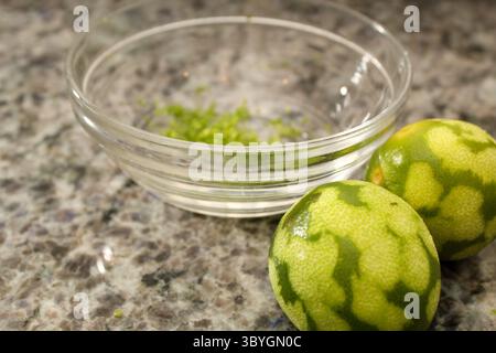 Zwei Limetten mit Schale Stockfoto