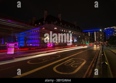 Blick auf die Westminster Bridge in Richtung des bei Nacht beleuchteten Park Plaza Hotels, London, England, Großbritannien. Stockfoto