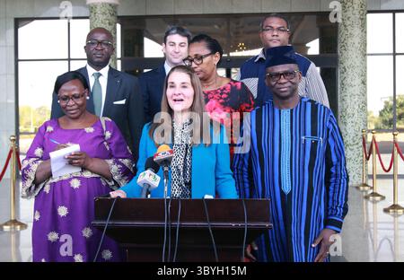23. Januar 2018 - nach einem Besuch mit dem Präsidenten, MELINDA GATES, Co-Vorsitzende der Bill and Melinda GATES Foundation, nimmt an einer Pressekonferenz mit NICOLAS MEDA, Minister für Gesundheit, Recht, Teil. Sie werden von STEPHANE OUEDRAOGO, Special Advisor, oben links, JOSH LOZMAN, Direktor, Program Advocacy & Communications, RMNCAH & Gender Equality, Gates Foundation, Zweiter von links, NATASHA QUIST, Senior Advisor, West- und Zentralafrika, Gates Foundation, Dritter von links, THIERRY HOT, Sonderberater, rechts und Übersetzer MARIAME KABORE. (Kreditbild: © Ric Francis via ZUMA Wire) Stockfoto