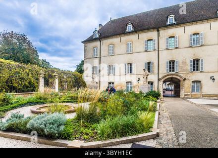 Statuen von Nicolas Rolin und seiner Frau Guigone de Salin, Gründer des Hôtel-Dieu de Beaune im Kräuter- und Küchengarten Hospices de Beaune, Bo Stockfoto