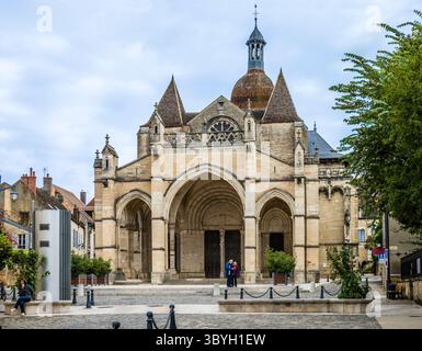 Fassade und offenes Portal im gotischen Burgunderstil der Basilika Notre-Dame de Beaune in Beaune, der Weinhauptstadt von Burgund, Côte-d'Or Stockfoto