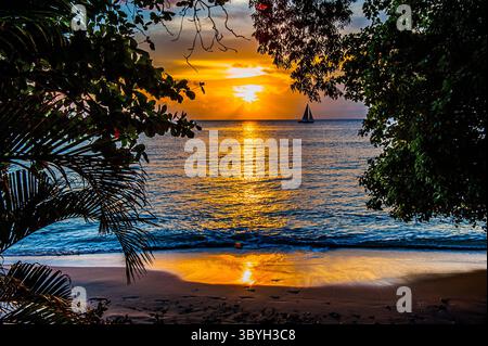 Bridgetown, Barbados 9.-15. Oktober 2010: Wunderschöner Sonnenuntergang auf Barbados. Segelboot am Horizont. Stockfoto