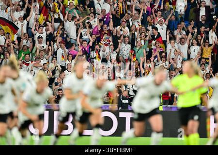 Basel, Schweiz. Juli 2025. Fußball, Frauen: Europameisterschaft, Frankreich - Deutschland, Endrunde, Viertelfinale. Die Fans feuern hinter den deutschen Spielern an. Quelle: Sebastian Gollnow/dpa/Alamy Live News Stockfoto