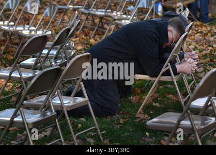 3. November 2023, Lewiston, Maine, USA: Community-Mitglieder versammeln sich nach der tragischen Massenschießerei in Lewiston zu einem Multi-Church Gebetsdienst, um im Kennedy Park in Lewiston zu heilen. 18 Menschen wurden bei dem Angriff getötet. (Bild: © Carol Guzy/ZUMA Press Wire) Stockfoto