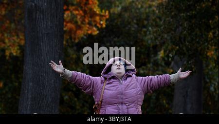 3. November 2023, Lewiston, Maine, USA: SONIA BERMONCY betet mit dem Spruch „mein Herz schmerzt“, während sich Mitglieder der Gemeinde nach dem tragischen Massenschießen in Lewiston für einen Multi-Church Gebetsdienst versammeln, um im Kennedy Park in Lewiston zu heilen. (Bild: © Carol Guzy/ZUMA Press Wire) Stockfoto
