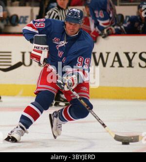 26. Januar 1999 – Washington, District of Columbia, USA – die New York Rangers WAYNE GRETZKY, #99, spielt in der ersten Phase des Dienstag Abend-Spiels gegen die Washington Capitals im MCI Center in Washington den Puck. (Bild: © Steve Deslich/TNS/ZUMAPRESS.com) Stockfoto