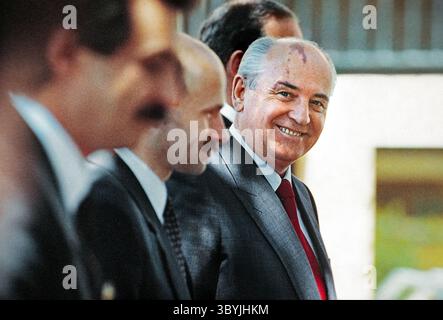 5. Juni 1990, Palo Alto, Kalifornien, USA: Präsident MICHAIL GORBATSCHOW von der Sowjetunion, lächelt und besucht die Stanford University. Der sowjetische Führer hatte ein Frühstückstreffen mit dem ehemaligen Präsidenten Reagan und seiner Frau, bevor er mit Studenten sprach. (Foto: © Chris Hardy/ZUMA Press Wire) Stockfoto