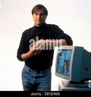 4. April 1994 – Cupertino, Kalifornien, USA – STEVE PAUL JOBS, 39, CEO und Mitbegründer der Apple Computer Corporation, Jobs setzt auf einen Monitor, der zusätzlich zu seinem neuesten Produkt steht: Dem Apple Power Macintosh 6100, einer revolutionären PC-Serie der Workstation-Klasse. Ersetzt Apples Quadra. Job ein Pionier der PC-Revolution bei S. Wozniak wurde vor seinem 30. Lebensjahr zum Multimillionär. Später gründete die Next Corporation, um ein Bildungssystem zu einem vernünftigen Preis anzubieten, fand aber heraus, dass Software ein besserer Verkäufer als Hardware war. Dann hat Pixar finanziert, mich verkauft Stockfoto