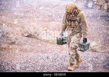 14. April 2023, Camp Williams, Utah, USA: Soldat bei der 115th Maintenance Company, Utah National Guard, erlebt bei der Einarbeitung von Maschinengewehren ein großes Wetter. Das Training und die Qualifikation von Waffen spielten eine entscheidende Rolle beim Feldtraining des 97. Truppenkommandos in diesem Jahr. (Bild: © U.S. National Guard/ZUMA Press Wire) Stockfoto