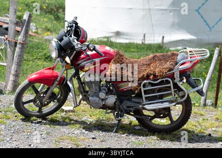 Kasachische Hirten grasen in den Tianshan-Bergen von Xinjiang Stockfoto