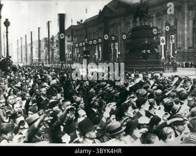1. August 1936 - Berlin, Deutschland - am Eröffnungstag der Olympischen Spiele warten große Menschenmassen in der Innenstadt auf die Passage der Hitler-Delegationen, die zum Olympiastadion aufbrechen. (Kreditbild: © Keystone Press Agency/ZUMA Press Wire) Stockfoto
