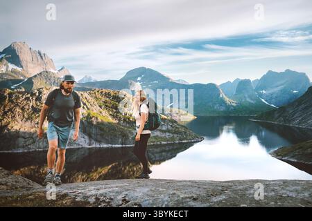 Paare Mann und Frau Wandern in Norwegen Reise Lifestyle Freund und Freundin auf den Lofoten Inseln, Freunde auf aktiven Sommer Camping Urlaub Urlaub out Stockfoto