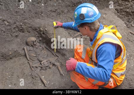 SKE102. London (Vereinigtes Königreich), 28.03.2014.- ein undatiertes Handout von British Crossrail zeigt ein Skelett, das auf dem Charterhouse Square in Farringdon, London, Großbritannien, entdeckt wird. 25 Skelette wurden während der Bauarbeiten der Eisenbahnstrecke im März 2013 in diesem Gebiet entdeckt. Nach monatelangen Forschungen hat die DNA gezeigt, dass die Stätte eine Begräbnisstätte für Pestopfer war, die um 1348 errichtet wurde. Die Entdeckung bestätigt die Existenz dieser Notstandspest Black Death Pest, die in historischen Aufzeichnungen als Friedhof für Tausende von pe erwähnt wurde Stockfoto