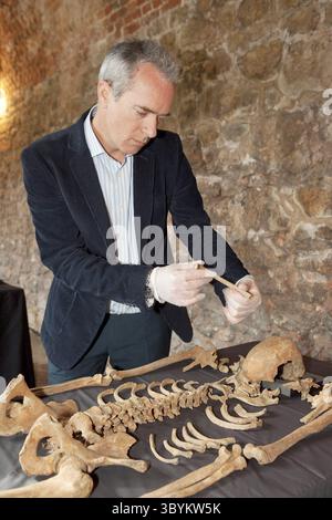 SKE105. London (Vereinigtes Königreich), 28.03.2014.- eine undatierte Handschrift von British Crossrail zeigt Crossrail's Hauptarchäologe Jay Carver, der das Skelett eines Opfers der schwarzen Pest untersucht, das auf dem Charterhouse Square in Farringdon, London, Großbritannien, entdeckt wurde. 25 Skelette wurden während der Bauarbeiten der Eisenbahnstrecke im März 2013 in diesem Gebiet entdeckt. Nach monatelangen Forschungen hat die DNA gezeigt, dass die Stätte eine Begräbnisstätte für Pestopfer war, die um 1348 errichtet wurde. Die Entdeckung bestätigt die Existenz dieser Notlage Black Death Pest Boden, die Biene hatte Stockfoto