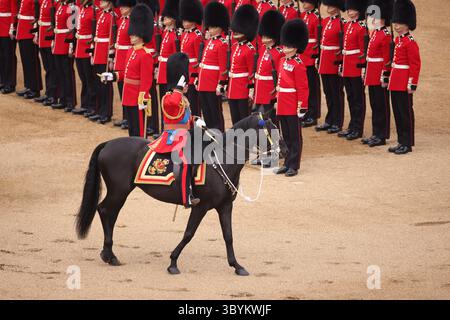 17. Juni 2023, London, Schottland, Vereinigtes Königreich: London (Vereinigtes Königreich), 17.06.2023.- Ein vom britischen Verteidigungsministerium bereitgestelltes Foto zeigt den britischen König Karl III. (Front), der während der Trooping-the-Colour-Parade zum Geburtstag von König Karl III. Am 17. Juni 2023 in London (Großbritannien) Truppen bei Horse Guards grüßt. Die Trooping of the Colour feiert traditionell den offiziellen Geburtstag des britischen Souveräns und zeigt eine Parade von über 1.400 Soldaten, 200 Pferden und 400 Musikern. (Reino Unido, Londres) (Foto: © Harland Quarrington/Handout via ZUMA Press Wire) Stockfoto